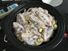 把鸡翅中放在上面。