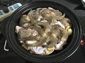 再把虾放在鸡翅上。