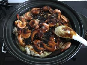 浇上调好的酱汁。