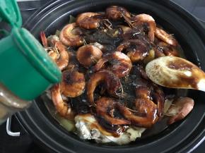 再撒上些辣椒粉，把酱汁拌炒均匀。