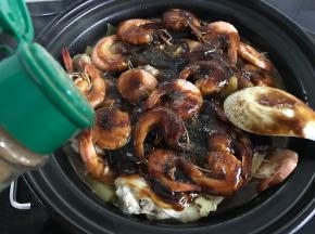 再撒上些辣椒粉，把酱汁拌炒均匀。