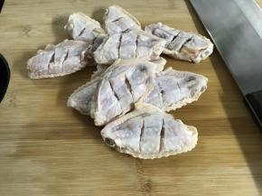 鸡翅中洗净后用刀划2刀。