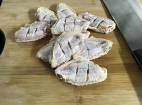 鸡翅中洗净后用刀划2刀。