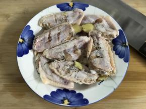 用料酒、盐和黑胡椒碎腌一下。