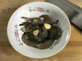 虾去头和虾线后也腌一下。