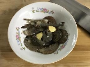 虾去头和虾线后也腌一下。