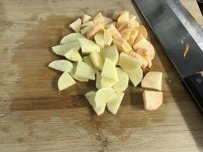 土豆和红薯切块。