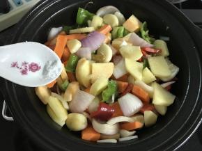 加入少许盐翻炒均匀。