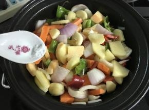 加入少许盐翻炒均匀。