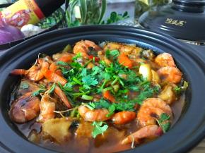 盖上盖焖3分钟撒上香菜即可。