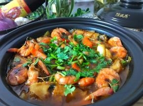 盖上盖焖3分钟撒上香菜即可。