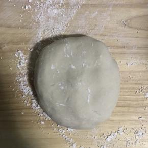 2.稍等片刻，不烫手的时候将面揉至光滑