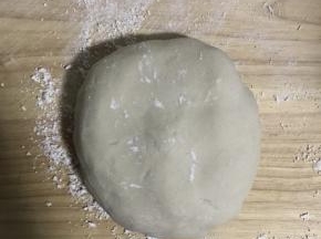 2.稍等片刻，不烫手的时候将面揉至光滑