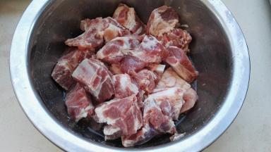 排骨淘洗干净（可以让卖家帮忙剁好）。