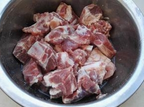 排骨淘洗干净（可以让卖家帮忙剁好）。