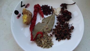 准备好的调料用水冲去浮尘，放调料盒中（或者用纱布包裹调料）。