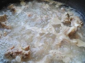 排骨放冷水锅中，放点料酒去腥，大火烧开。撇去浮沫。