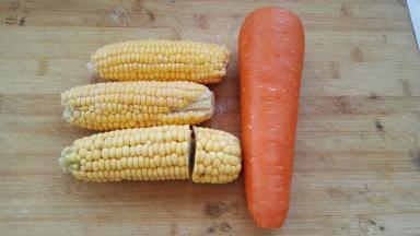 同时把胡萝卜、玉米洗净。