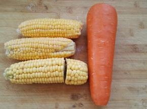 同时把胡萝卜、玉米洗净。