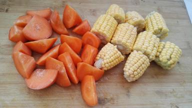 玉米剁成段，胡萝卜切滚刀块。