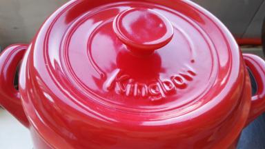 继续转小火慢炖30分钟左右，放盐调味，关火再利用砂锅储存的余温焖会。