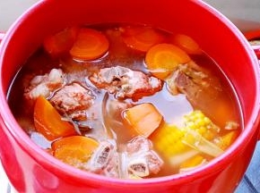 色香味俱全的玉米排骨汤炖好了。