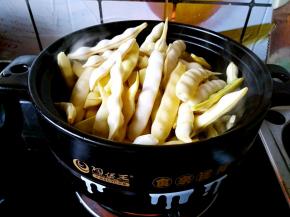 豆角择洗干净备用