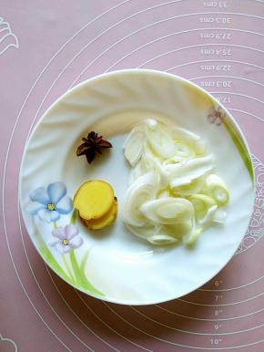 准备好葱花姜片和大料