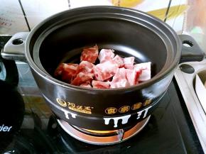 以往用砂锅炖豆角都是先在铁锅中炒好了再放到砂锅里面去，今天不用了，因为我今天用的是陶煲王的可以800度干烧不裂的砂锅，所以我就把排骨直接放在砂锅里面炒了比较省事。先不用放油，把排骨当中的血水炒干。