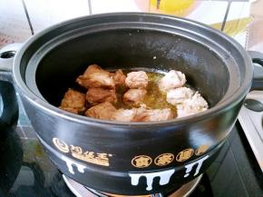 排骨稍稍有点粘锅的时候就说明血水炒干了，这个时候再放油进去接着炒。尽量多炒一会儿。