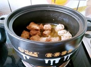 排骨稍稍有点粘锅的时候就说明血水炒干了，这个时候再放油进去接着炒。尽量多炒一会儿。