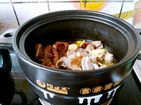 把葱花姜片大料和花椒粉放入翻炒爆香。