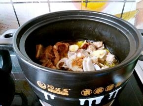 把葱花姜片大料和花椒粉放入翻炒爆香。