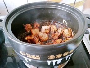 爆香之后加入料酒，老抽和生抽翻炒片刻。