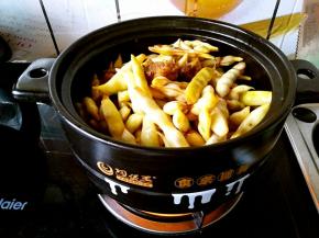 再把豆角放进去炒，这一步一定要炒的时间长一些，炒到豆角变软，变得透明，这样的话比较容易炖的软烂。