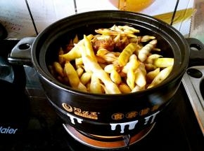 再把豆角放进去炒，这一步一定要炒的时间长一些，炒到豆角变软，变得透明，这样的话比较容易炖的软烂。