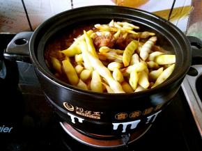 炒好之后加水，用这个砂锅就不用特意准备开水了，直接凉水倒进去就可以，这款锅就是这么厉害，就算是放在冰箱冷藏之后马上用也不会裂的，所以我才会用的这么任性。