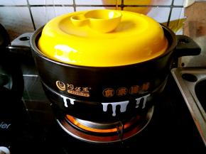 加盐之后盖上盖子中火炖