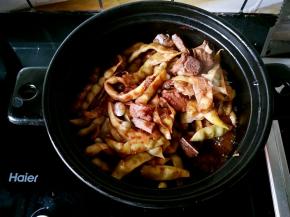 汤汁变少之后，排骨和豆角都已经软烂了，就可以关火了。