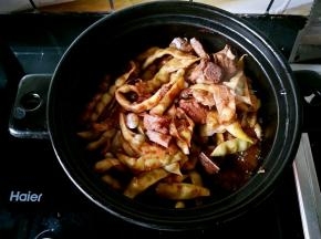汤汁变少之后，排骨和豆角都已经软烂了，就可以关火了。