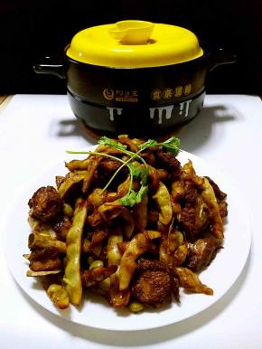 加入少许味精调味，再撒上一些葱花和香菜段就可以吃了，香着呢！