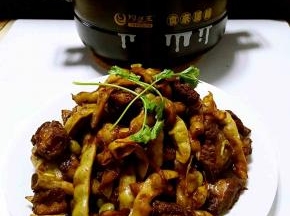 加入少许味精调味，再撒上一些葱花和香菜段就可以吃了，香着呢！