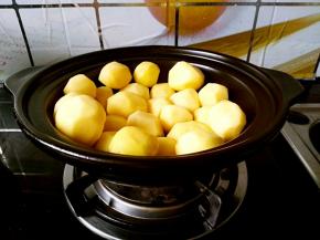 小土豆削皮洗净，浅煲放比平时炒菜多一点点的油，把小土豆依次摆好。