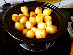 开火慢慢的煎，开始的时候不要翻动，待一面煎出金黄色再用筷子翻面，就这样一点点的把每一面都煎出金黄色，用筷子能扎透就好。