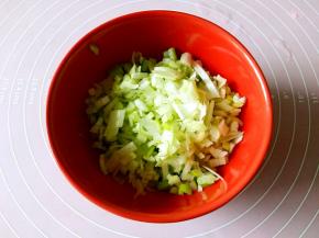 在煎土豆的时候切葱花，要多一些。