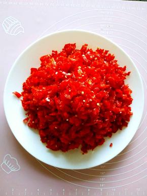 红辣椒洗干净搅成沫