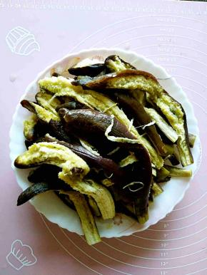 茄子洗干净蒸熟，然后用手撕成条。