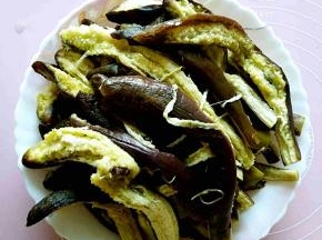 茄子洗干净蒸熟，然后用手撕成条。