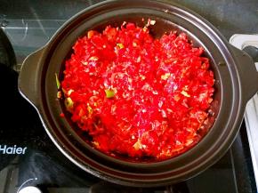 把辣椒沫倒进锅中