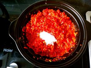 加盐，可以让辣椒出水快一些。